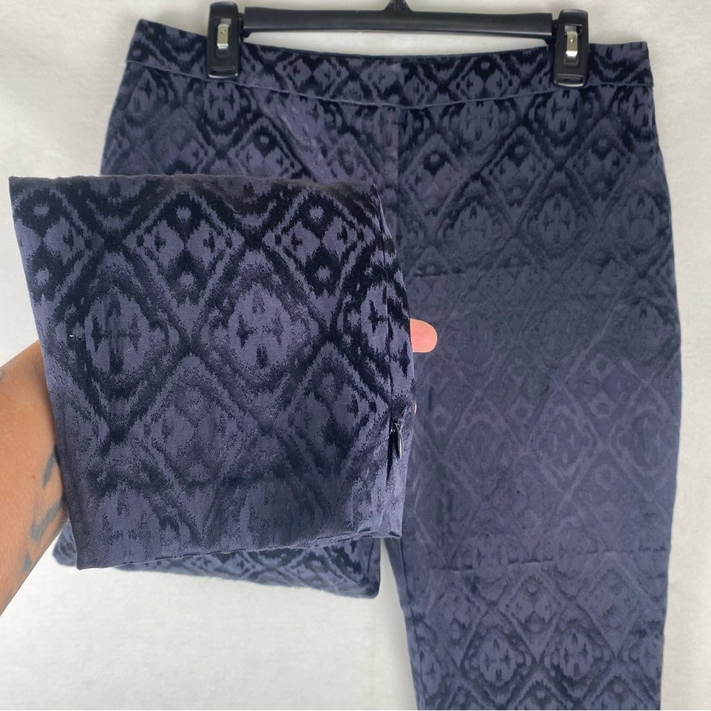 Chico's | Women's Size 0.5 | Navy Blue w/‎ Shimmer Design Cropped Ankle Pants |